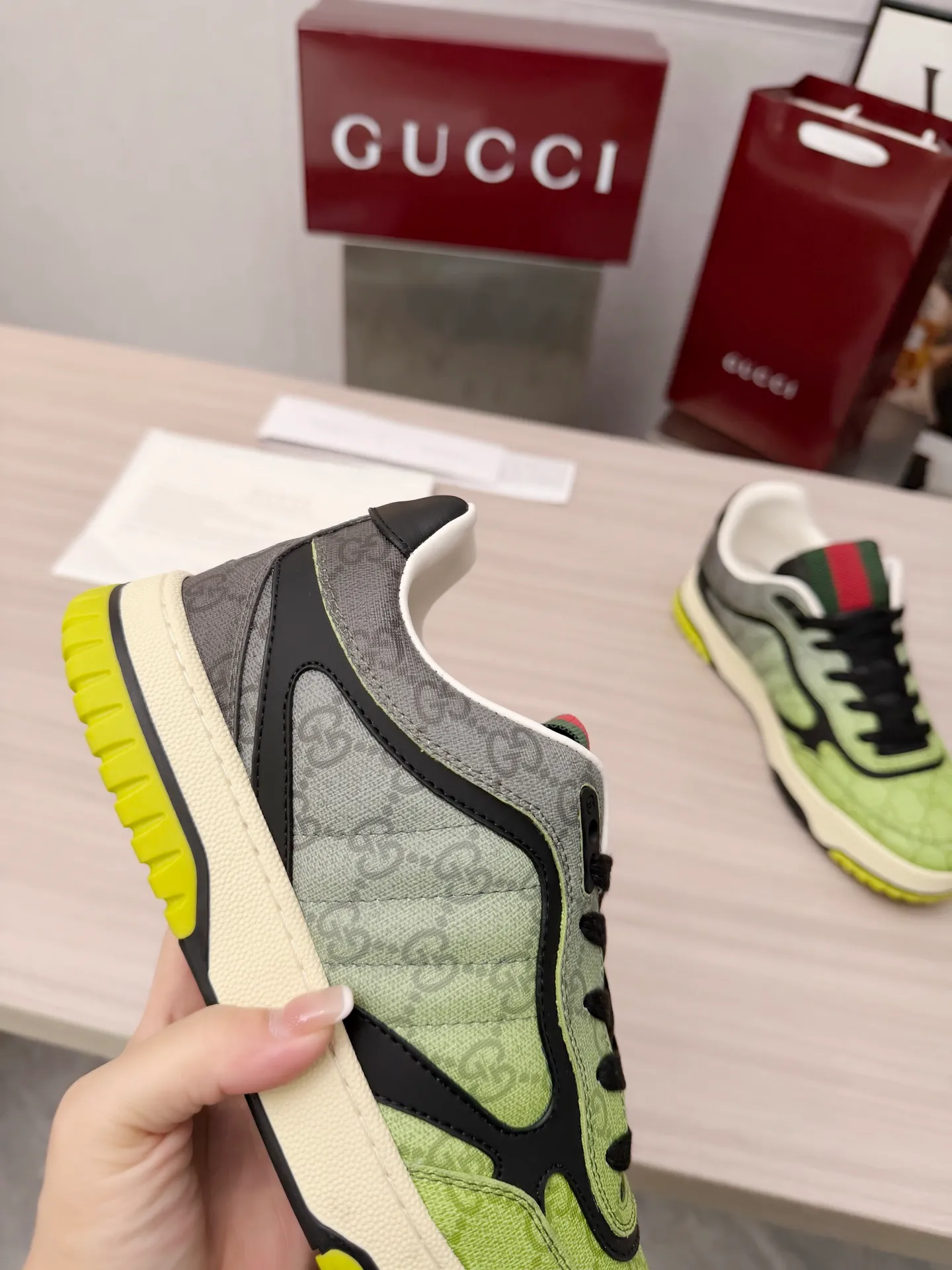 [G Home] P: 600💰 Men's Size: Men's 39-44 (45 custom-made) 🆕2025.GUCC Gucci original order quality The latest popular high and low top distressed couple sneakers series are shipped. Original purchase, development and production. This high and low top sneakers adopt a basketball-style silhouette design, cleverly integrated with hollow panels and distressed effects, showing unique ingenuity. The ingenuity incorporates brand logo details such as interlocking Double G styling accessories and Gucci lettering, a low-key tribute to the brand's design heritage. Exquisite packaging at the delivery counter 🛍📦 ▪️ Fabric: Original customized imported first-layer cowhide ▪️ Inner lining: Imported first-layer cowhide ▪️ Sole: Original molded two-color TPU sole ▪️ Sole thickness: 3cm